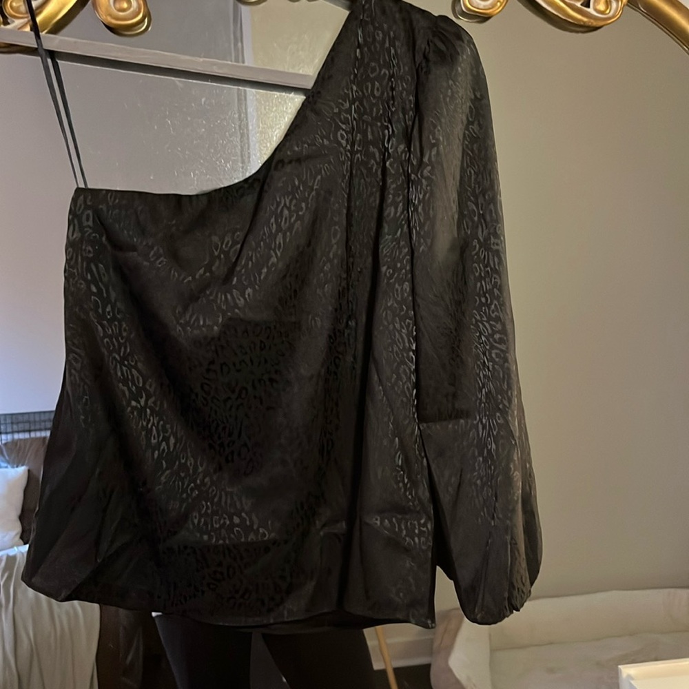 One sleeve, black leopard top! Size small. Worn once- great condition!